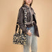Wrangler sac tote crossbody en feutre motif Vache | Noir et bleu